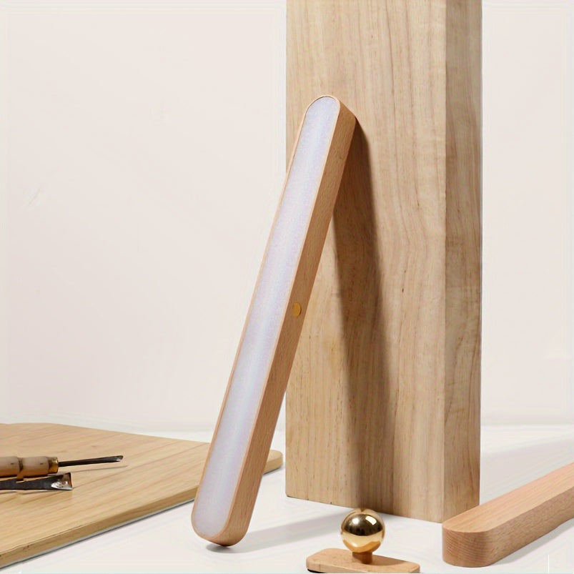 Moderne LED-Wandleuchte aus Holz mit Touch & USB-Akku